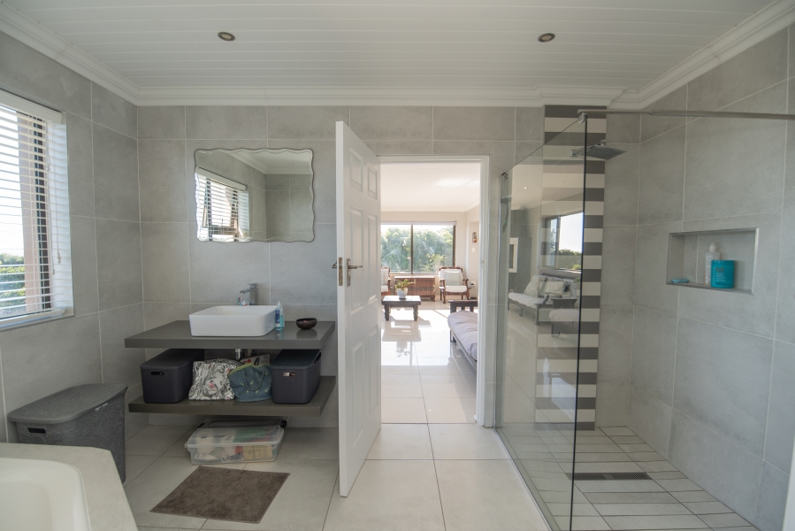 4 Bedroom Property for Sale in Clarendon Marine Eastern Cape